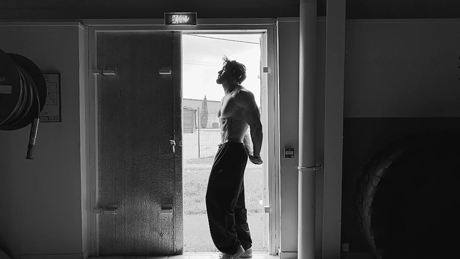 Mathieu en salle de musculation, photographie à contre-jour